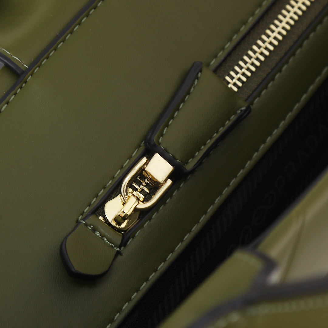 Bolso Tote Prada 22 | Elegancia Ligera y Versatilidad en Panamá