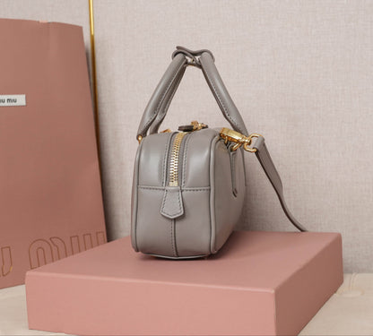 Bolso Arcadie de Cuero con Asa Superior – Estilo Acolchado y Logo Metálico