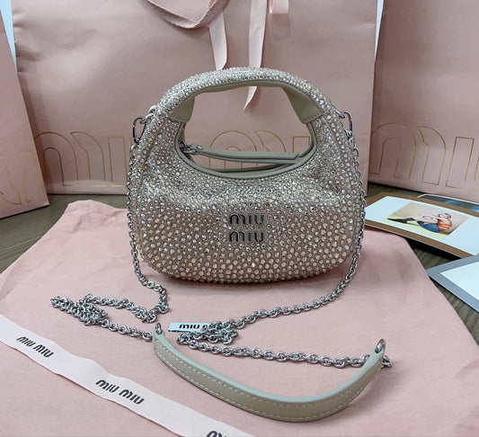 Mini Bag Miu Miu con Cristales Dorada – Cuero Hecho a Mano, Brillo de Lujo