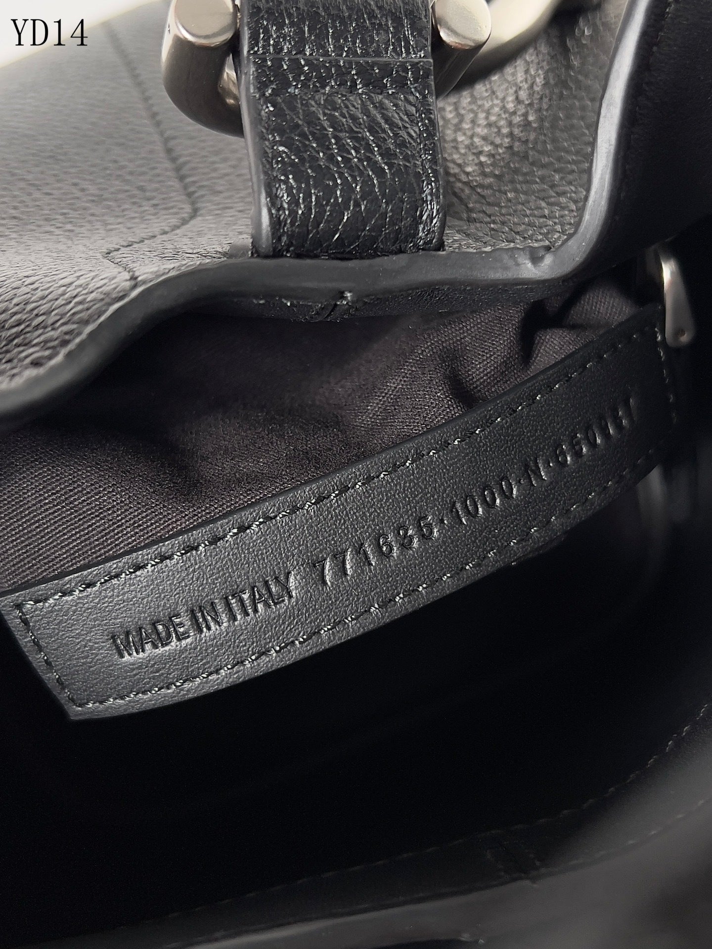 Balenciaga Crush Chain Bag Negra – Poder Urbano y Lujo Contemporáneo