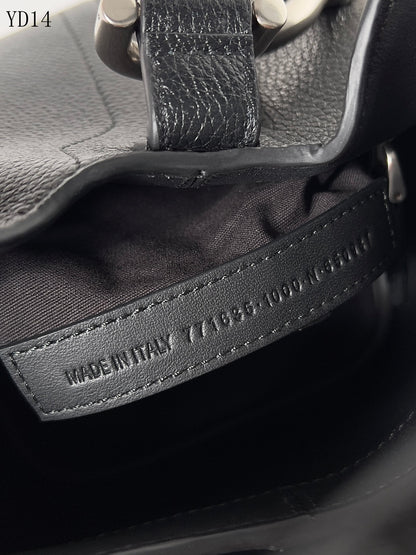 Balenciaga Crush Chain Bag Negra – Poder Urbano y Lujo Contemporáneo