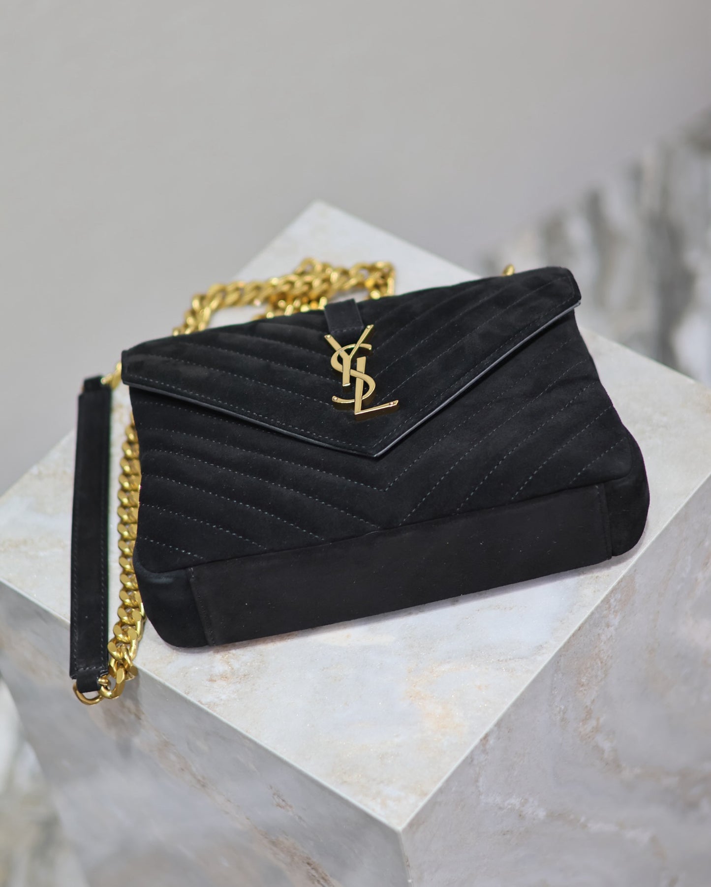 Bolso Saint Laurent College Monogram – Glamour en Negro con Toques Dorados