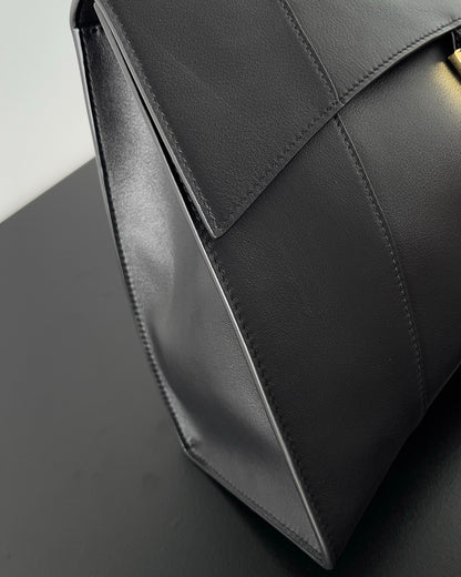 Balenciaga Hourglass Top Handle Bag – Sofisticación Escultural con Sello de Lujo