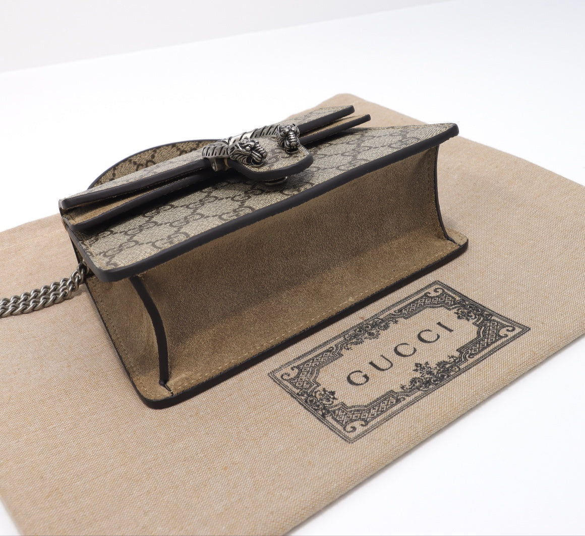 Gucci Dionysus Big Supreme GG – Edición Grande, Detalle de Cabeza de Tigre
