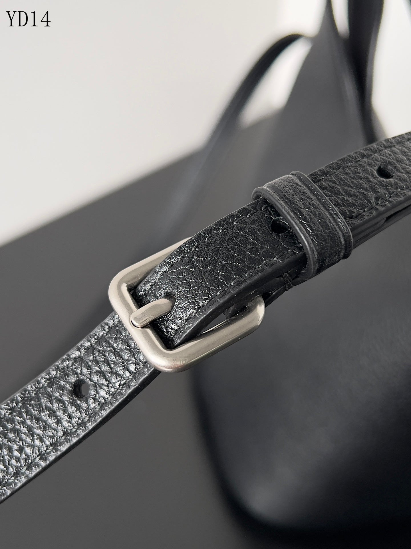 Balenciaga Crush Chain Bag Negra – Poder Urbano y Lujo Contemporáneo