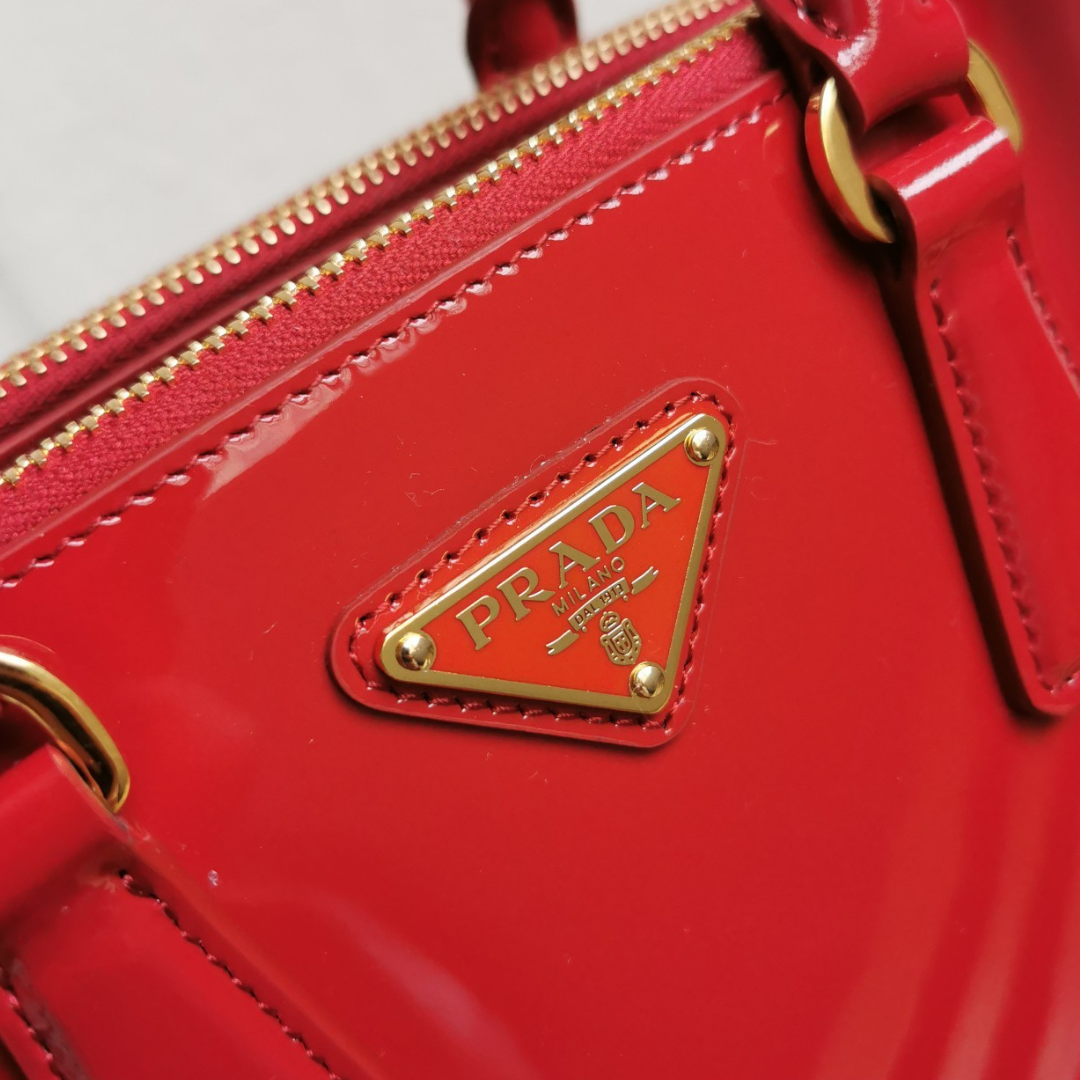 Prada Galleria Mini Bag de Cuero Charol Rojo Cereza – 20cm