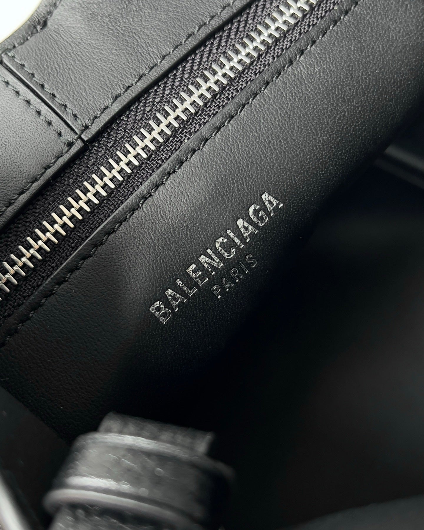 Balenciaga Crush Chain Bag Negra – Poder Urbano y Lujo Contemporáneo