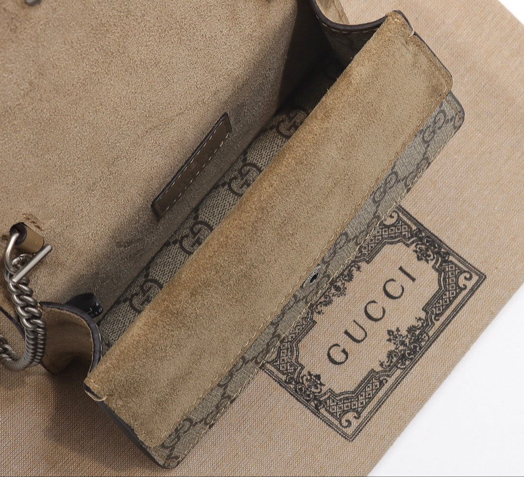 Gucci Dionysus Big Supreme GG – Edición Grande, Detalle de Cabeza de Tigre