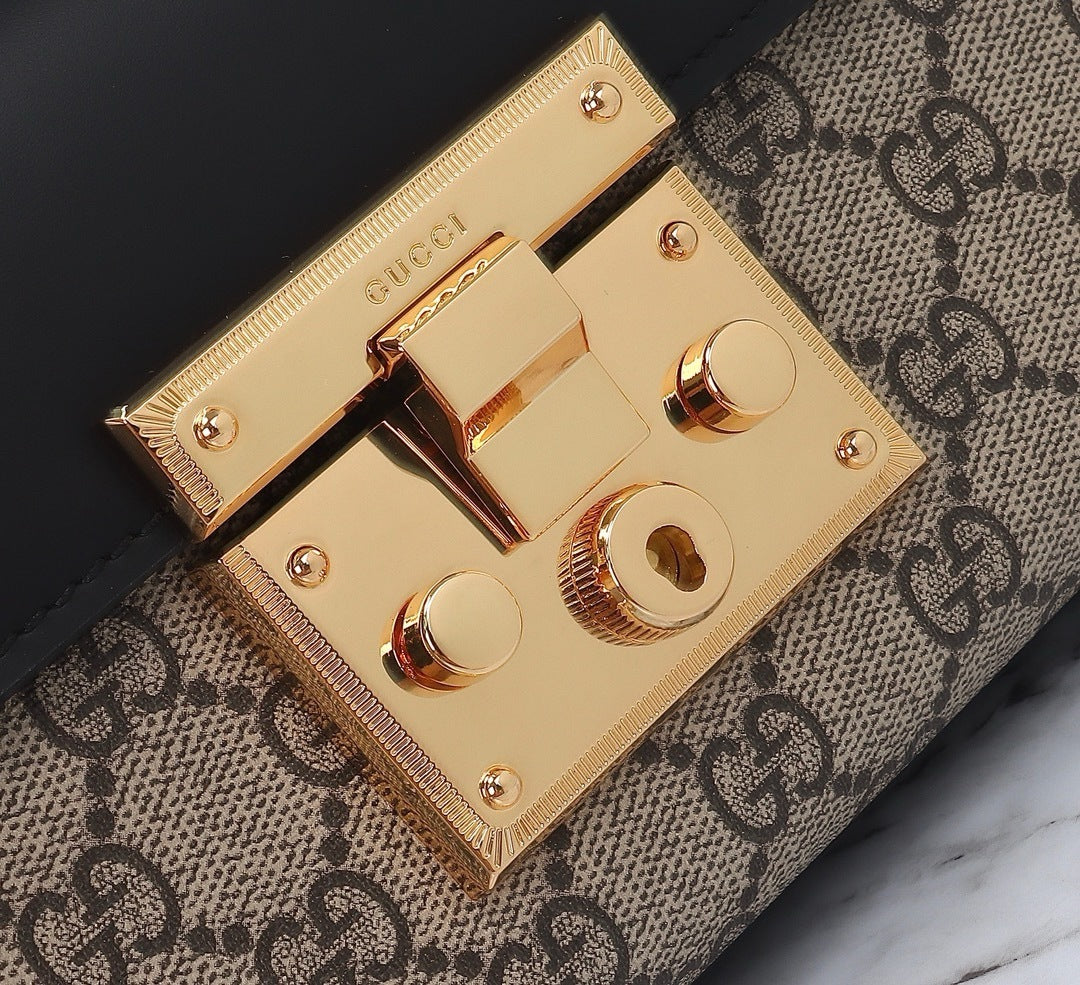 Bolso Gucci Padlock GG Supreme – Elegancia Clásica con Toque Moderno