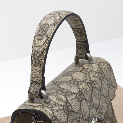Gucci Dionysus Big Supreme GG – Edición Grande, Detalle de Cabeza de Tigre