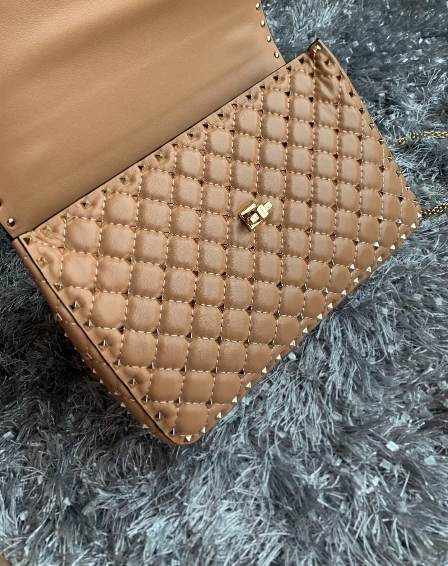 Bolso Valentino Garavani Rockstud Spike Large – Soft Noisette