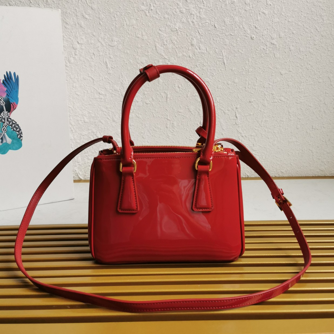 Prada Galleria Mini Bag de Cuero Charol Rojo Cereza – 20cm