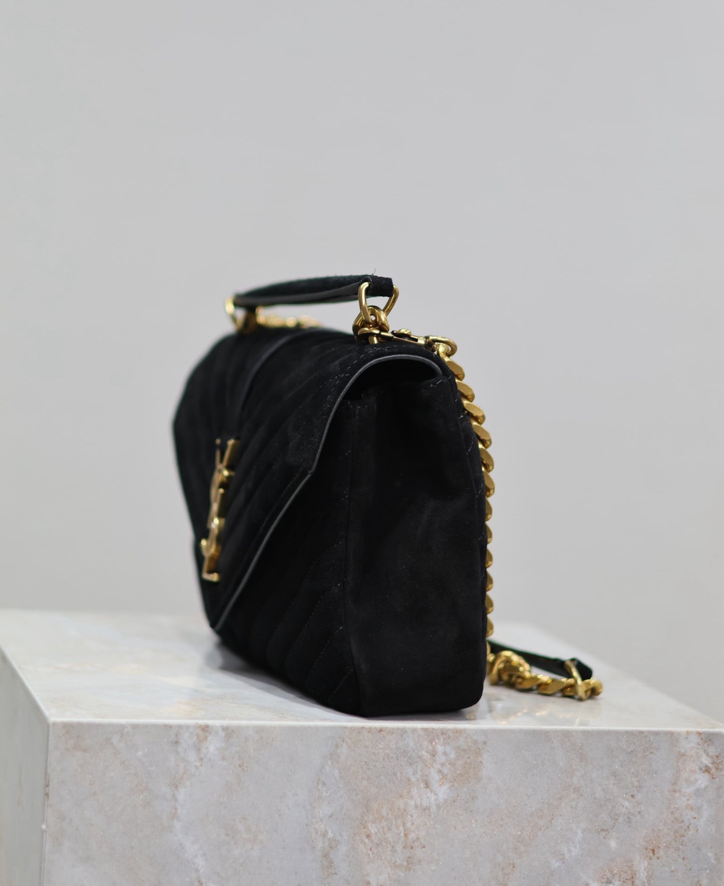 Bolso Saint Laurent College Monogram – Glamour en Negro con Toques Dorados
