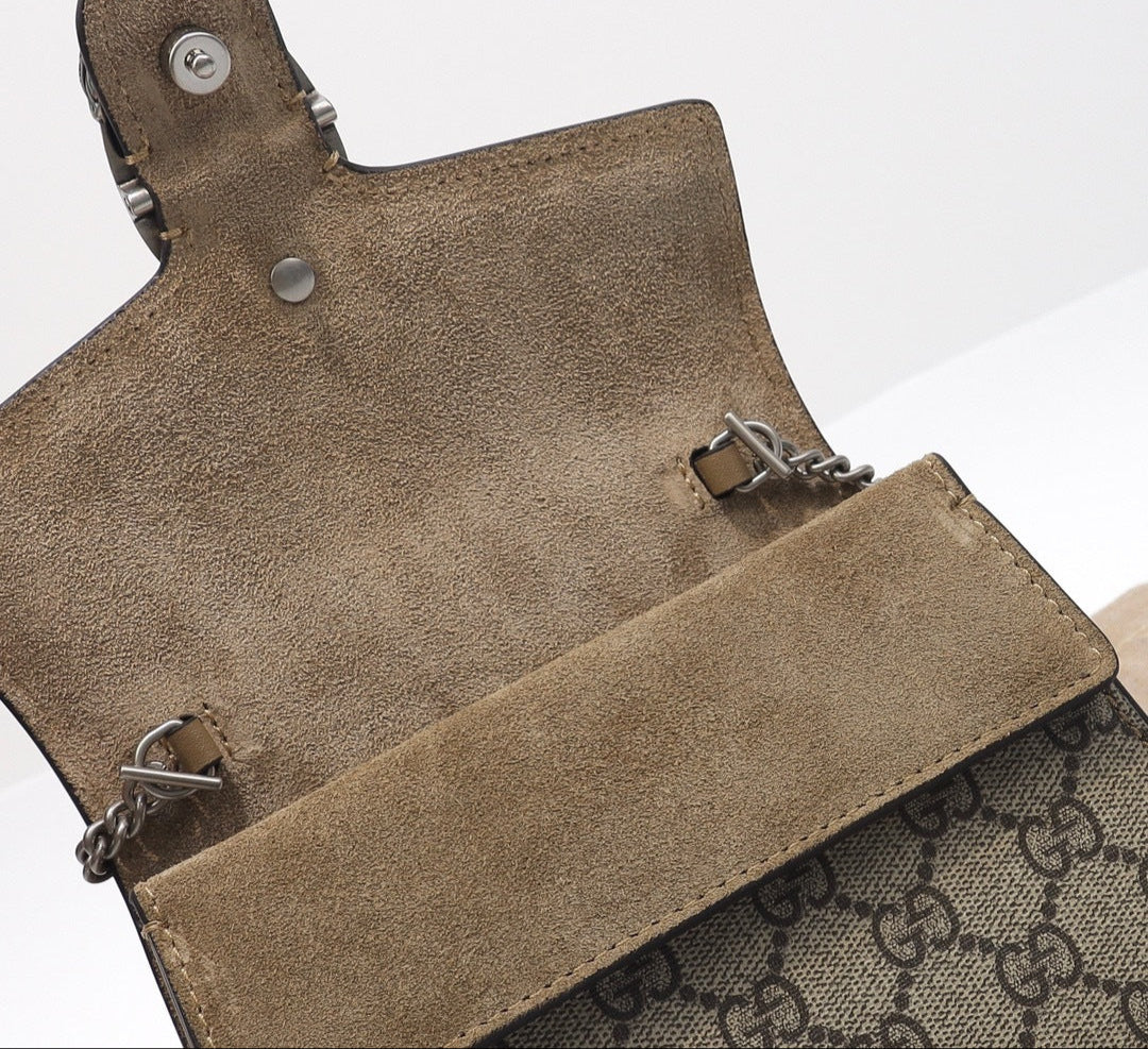 Gucci Dionysus Big Supreme GG – Edición Grande, Detalle de Cabeza de Tigre