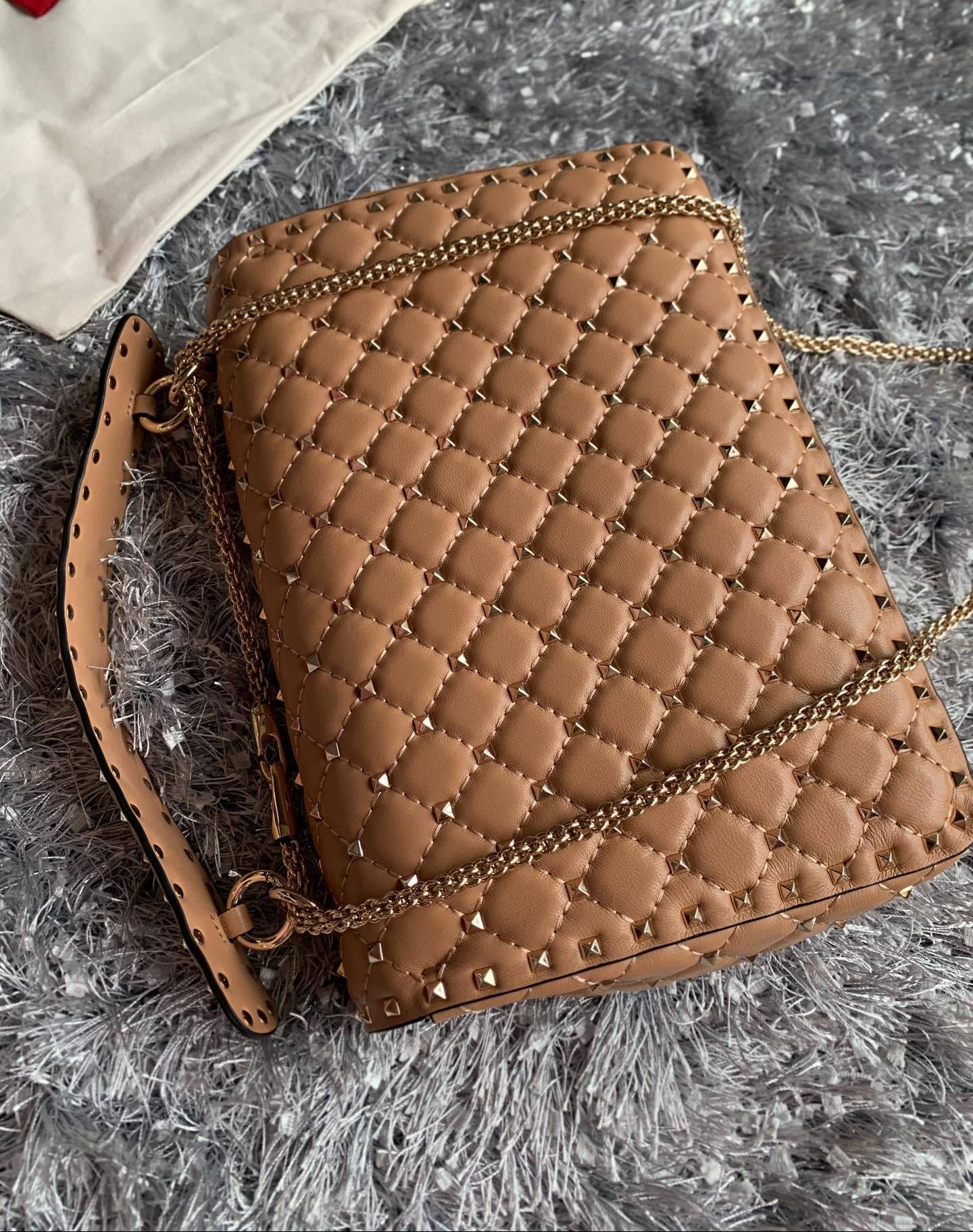 Bolso Valentino Garavani Rockstud Spike Large – Soft Noisette