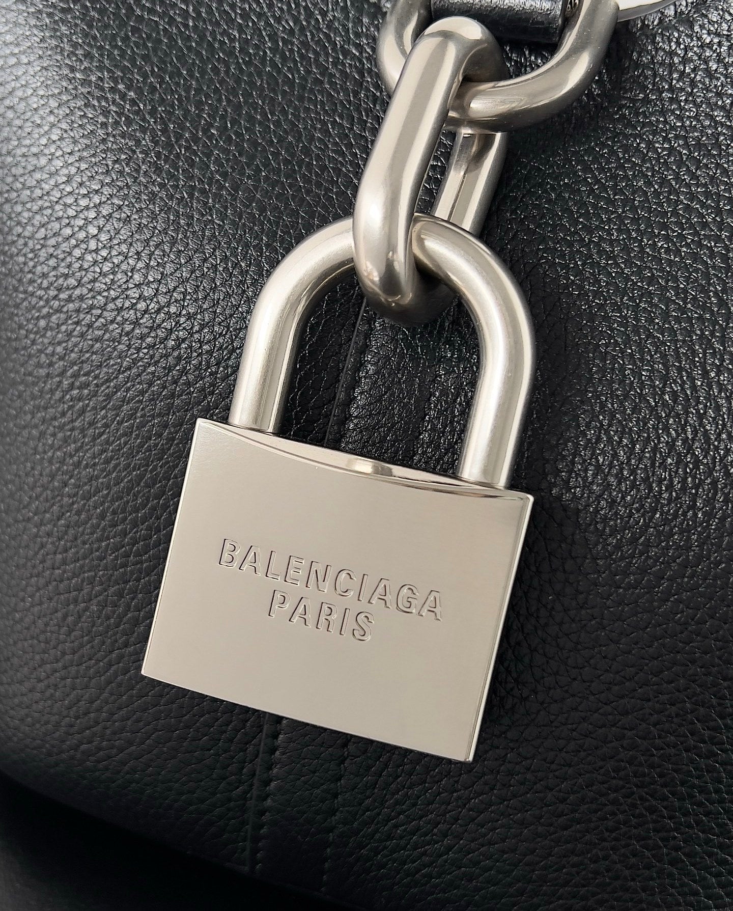 Balenciaga Crush Chain Bag Negra – Poder Urbano y Lujo Contemporáneo