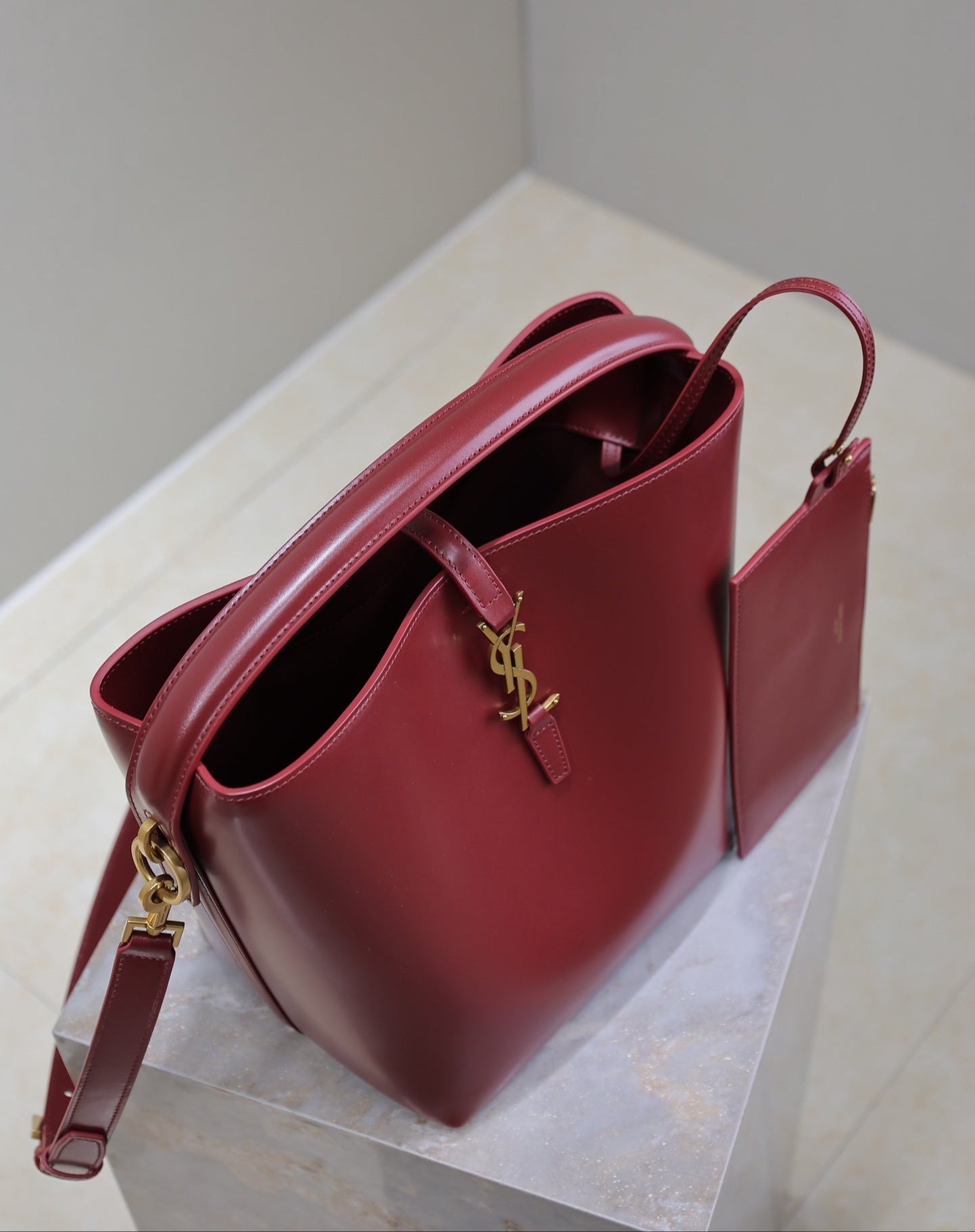 Saint Laurent Le 37 Shoulder Bag en Cuero 'Dark Bordeaux'