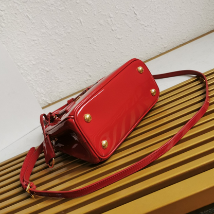 Prada Galleria Mini Bag de Cuero Charol Rojo Cereza – 20cm