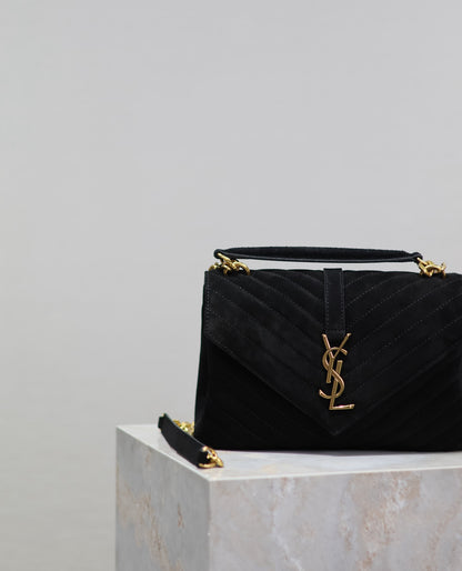 Bolso Saint Laurent College Monogram – Glamour en Negro con Toques Dorados