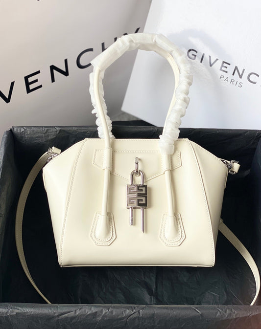 Mini Antigona Lock Bag – Geometría Sofisticada en Cuero