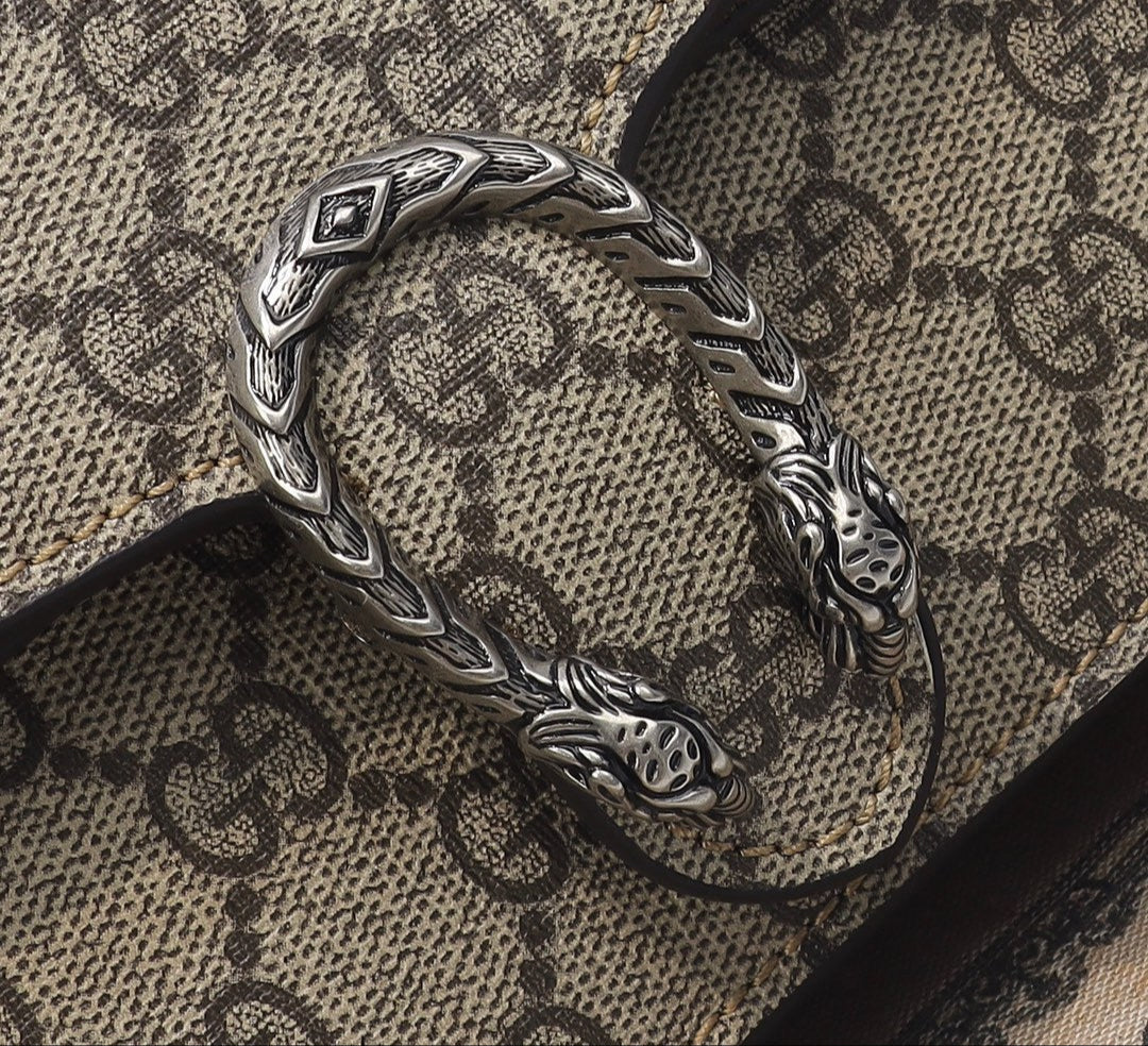 Gucci Dionysus Big Supreme GG – Edición Grande, Detalle de Cabeza de Tigre