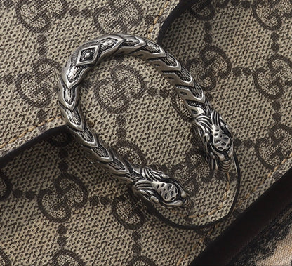 Gucci Dionysus Big Supreme GG – Edición Grande, Detalle de Cabeza de Tigre