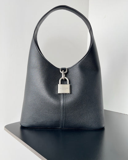 Balenciaga Crush Hobo Bag Negra con Candado – Minimalismo de Alta Costura