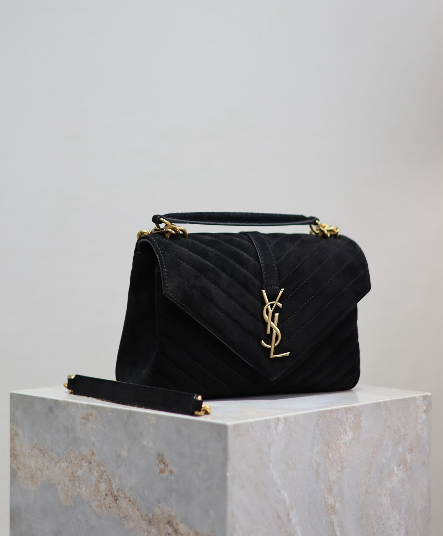 Bolso Saint Laurent College Monogram – Glamour en Negro con Toques Dorados