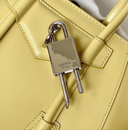 Mini Antigona Lock en Cuero Box