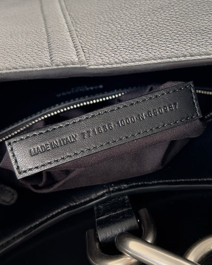 Balenciaga Crush Hobo Bag Negra con Candado – Minimalismo de Alta Costura