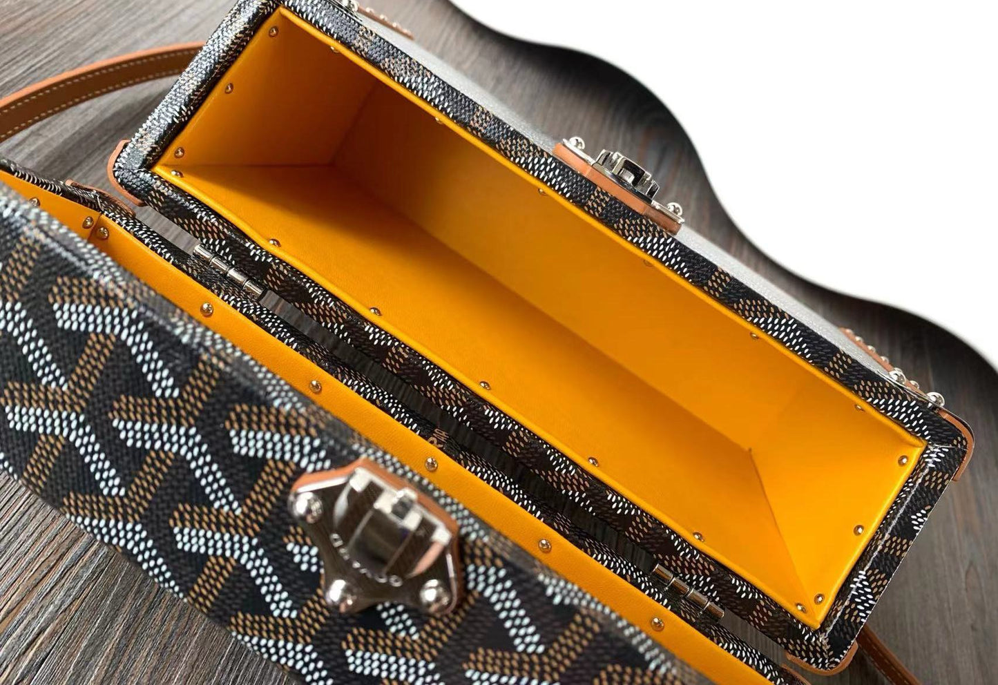 Goyard Minaudière Box Bag Marrón Caramelo – Tradición, Estilo y Distinción.