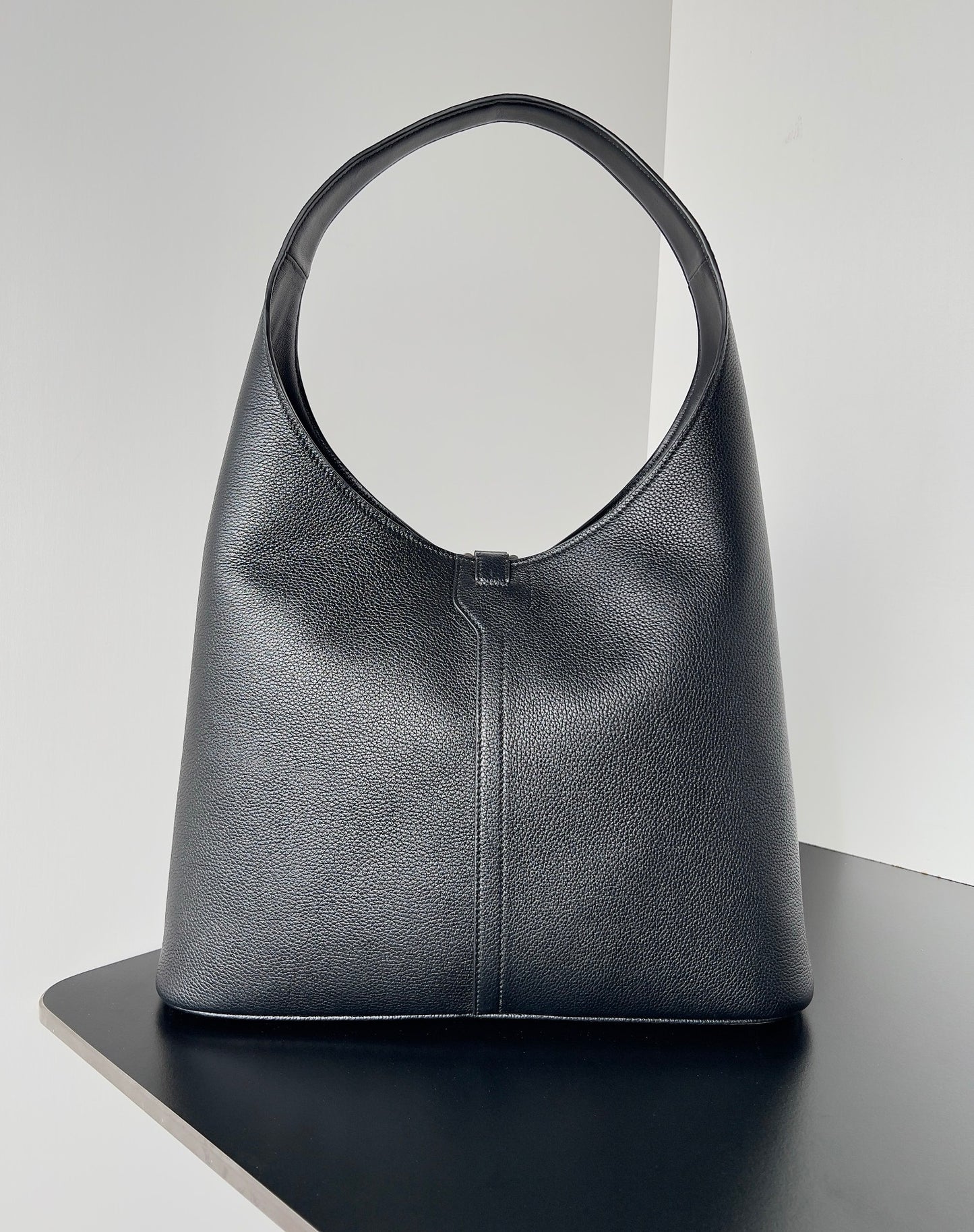 Balenciaga Crush Hobo Bag Negra con Candado – Minimalismo de Alta Costura