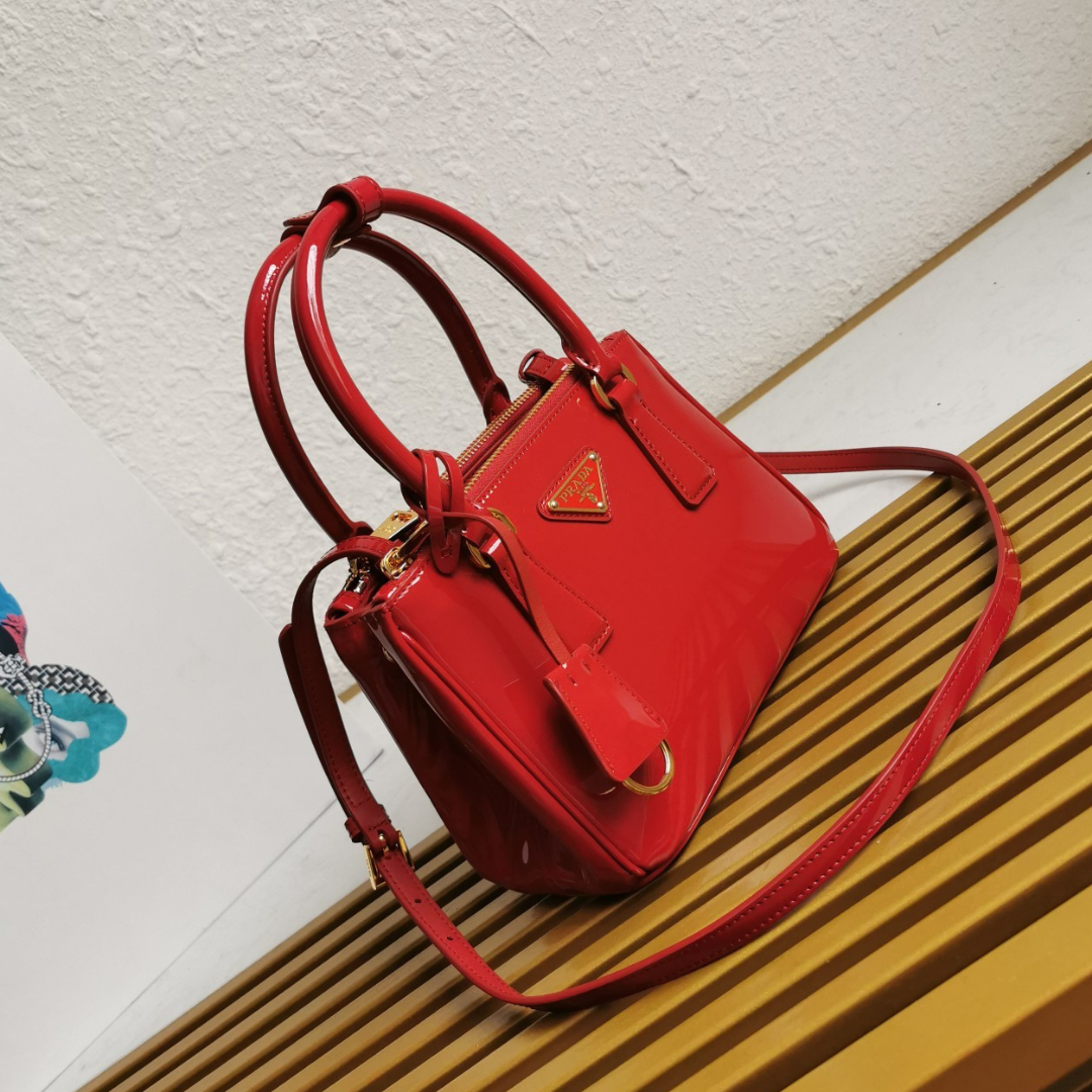 Prada Galleria Mini Bag de Cuero Charol Rojo Cereza – 20cm
