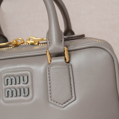Bolso Arcadie de Cuero con Asa Superior – Estilo Acolchado y Logo Metálico