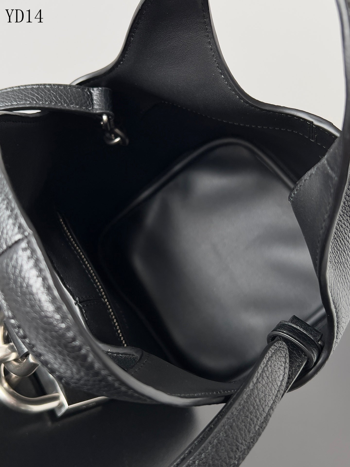 Balenciaga Crush Chain Bag Negra – Poder Urbano y Lujo Contemporáneo