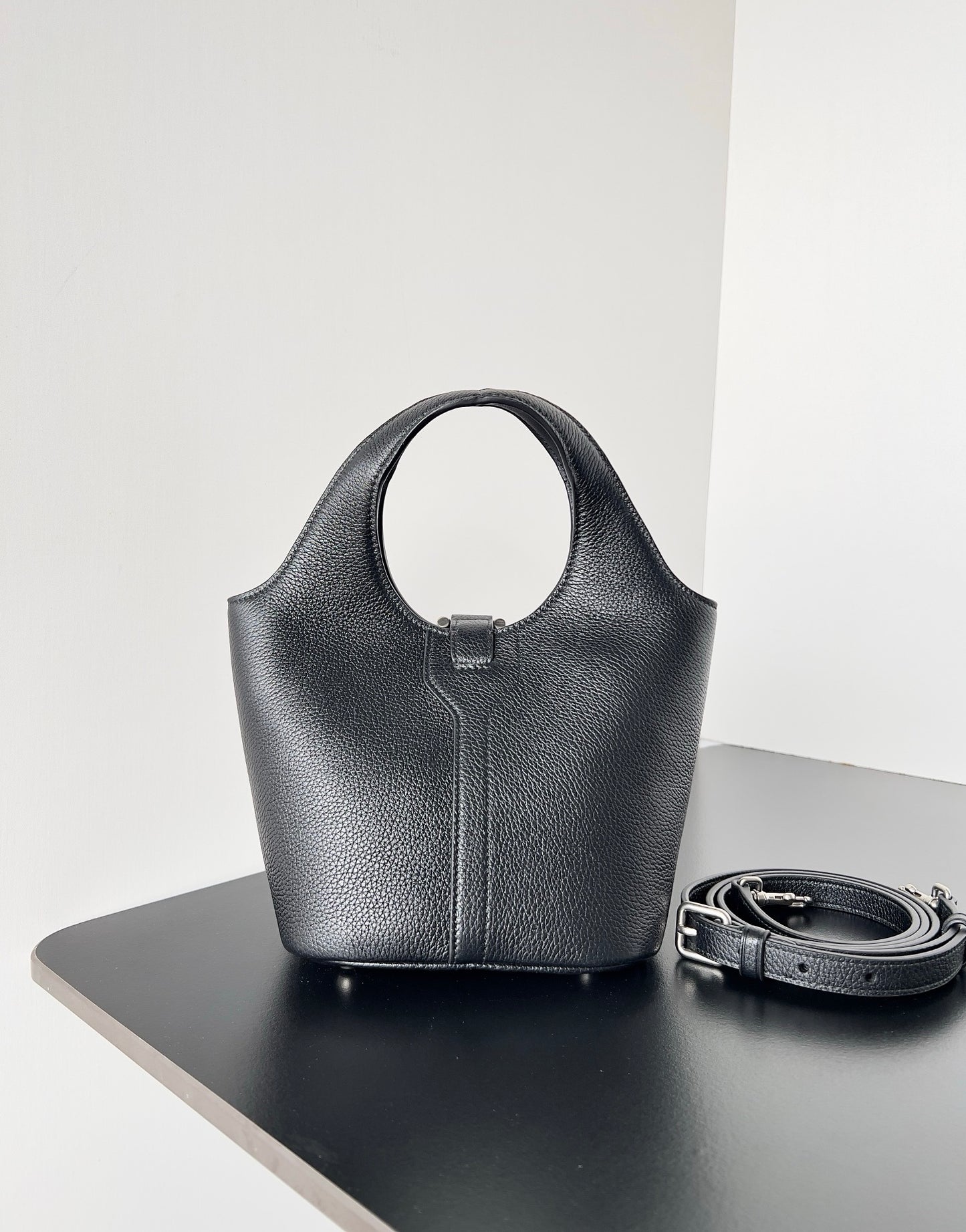 Balenciaga Crush Chain Bag Negra – Poder Urbano y Lujo Contemporáneo