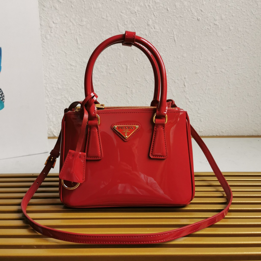 Prada Galleria Mini Bag de Cuero Charol Rojo Cereza – 20cm