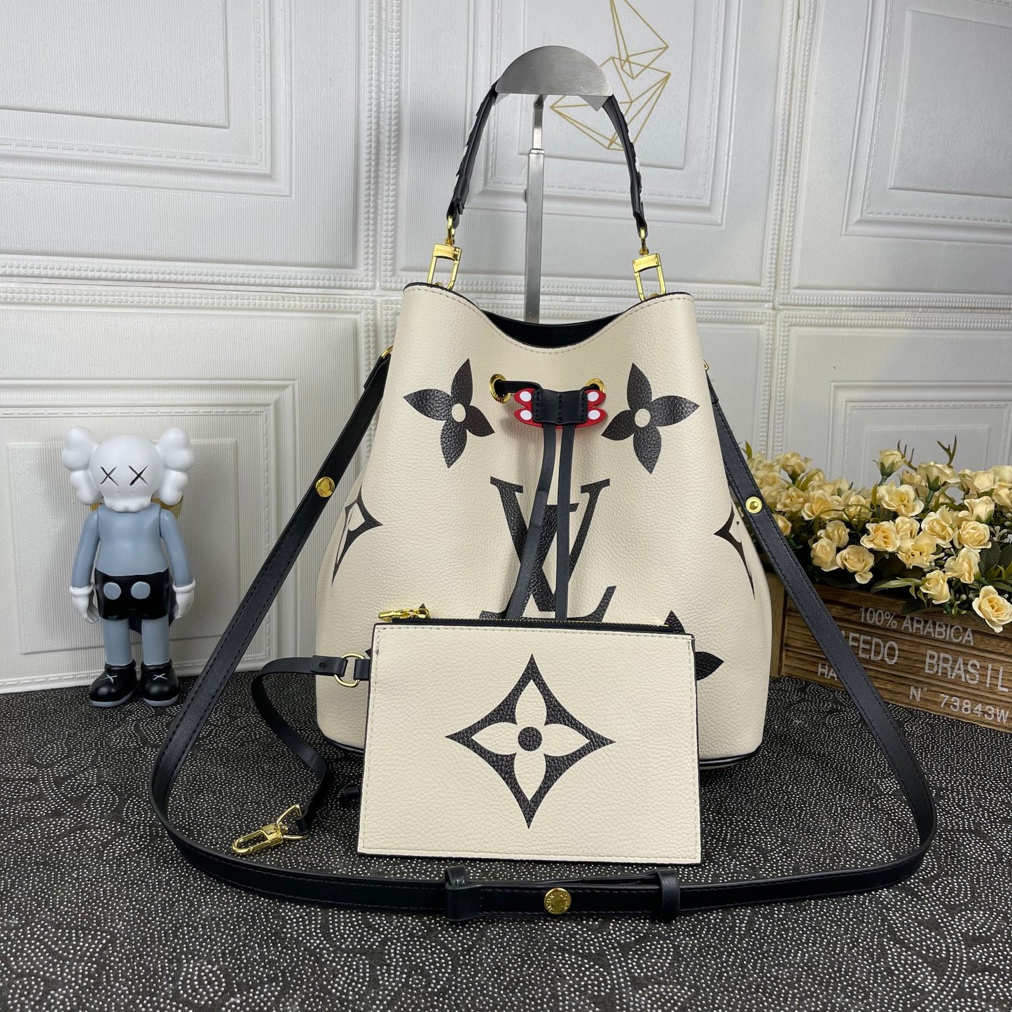 Louis Vuitton NéoNoé MM con Monogram Gigante – Color Crema | Sofisticación Diaria