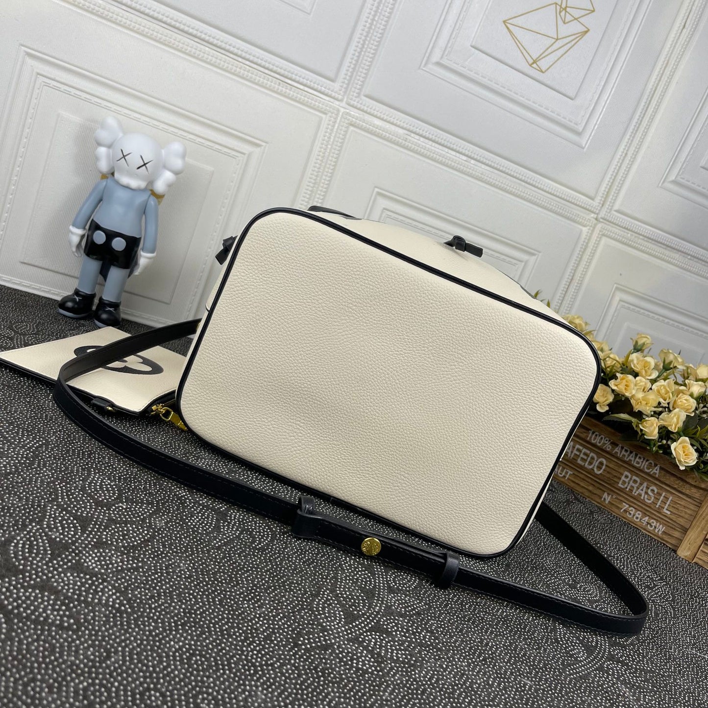Louis Vuitton NéoNoé MM con Monogram Gigante – Color Crema | Sofisticación Diaria