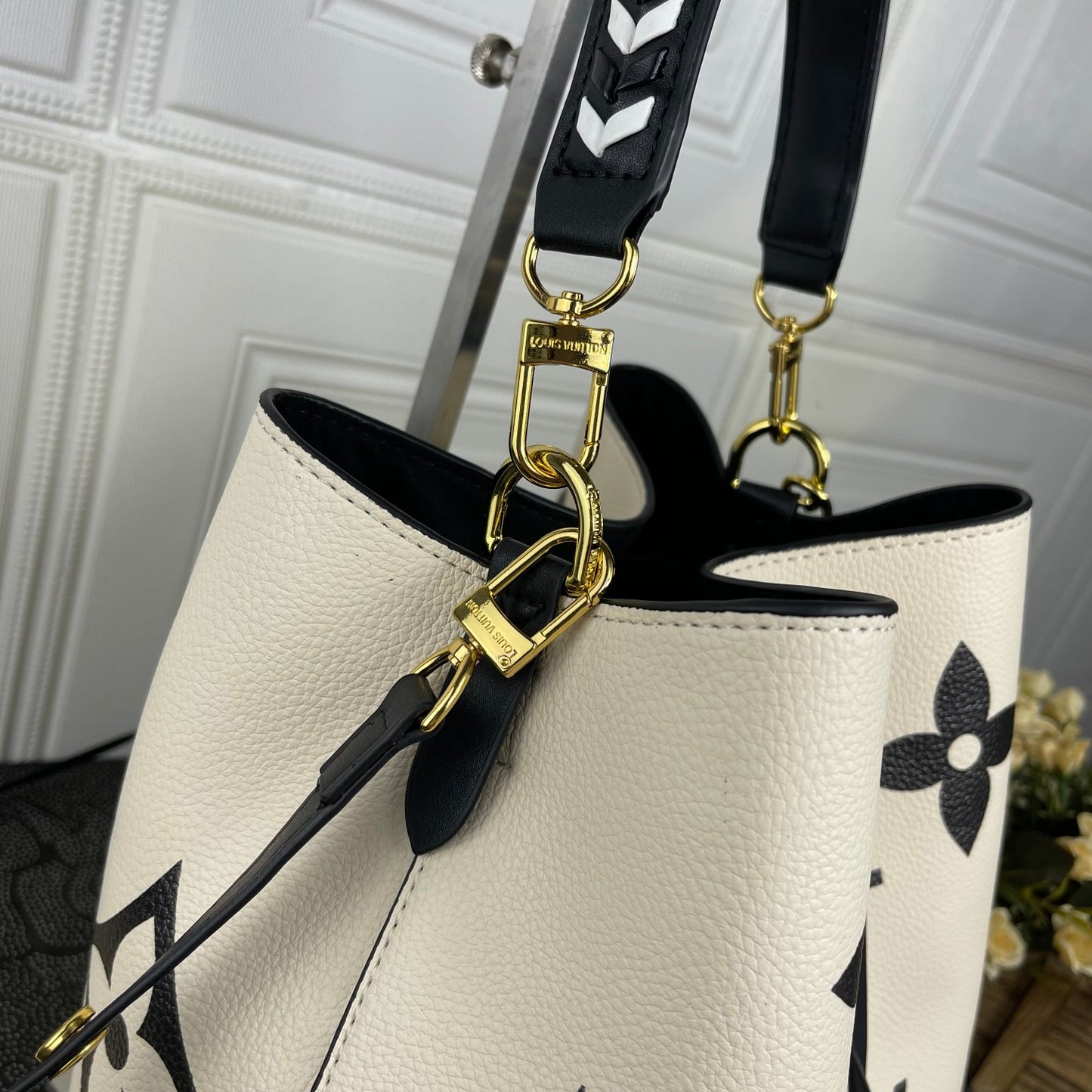 Louis Vuitton NéoNoé MM con Monogram Gigante – Color Crema | Sofisticación Diaria