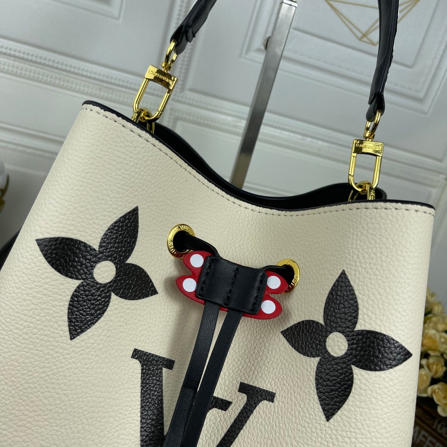 Louis Vuitton NéoNoé MM con Monogram Gigante – Color Crema | Sofisticación Diaria