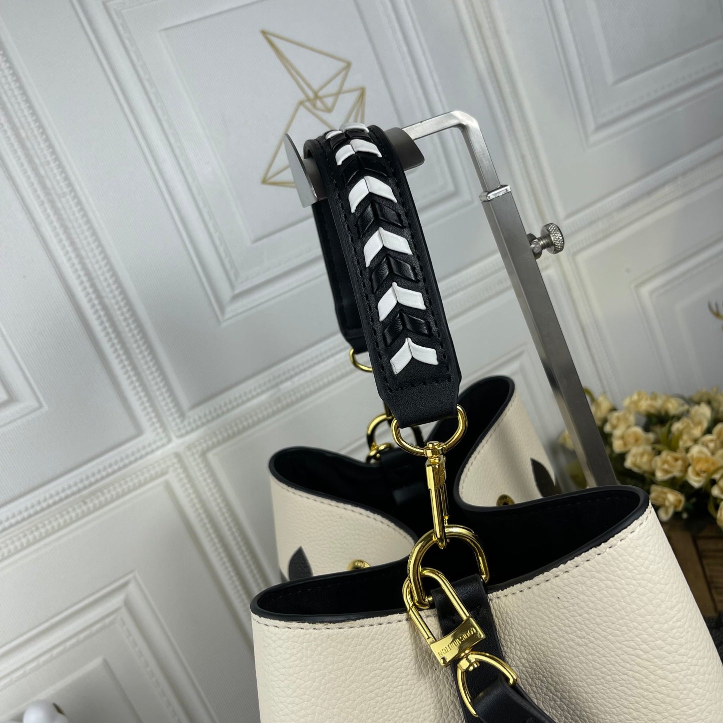 Louis Vuitton NéoNoé MM con Monogram Gigante – Color Crema | Sofisticación Diaria