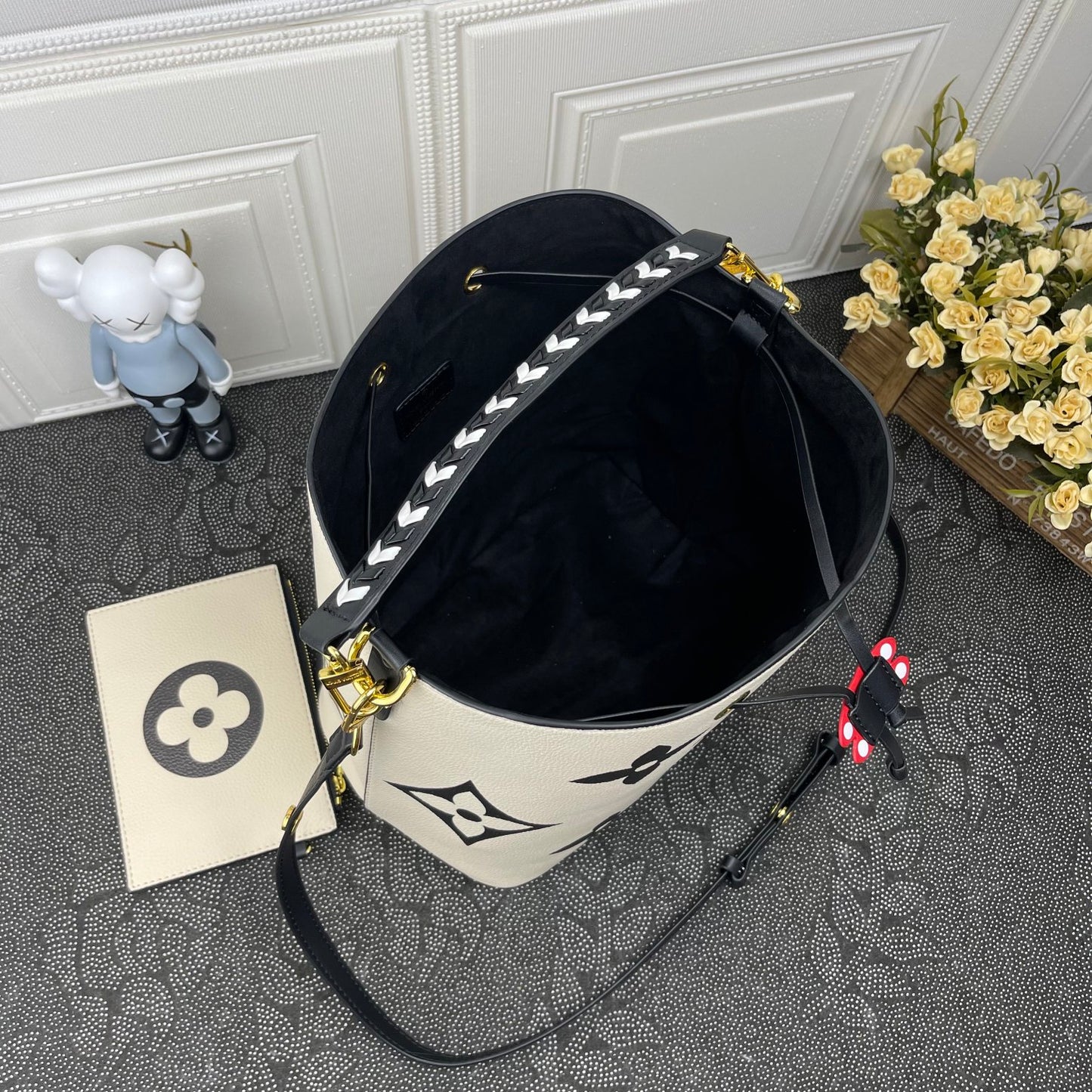 Louis Vuitton NéoNoé MM con Monogram Gigante – Color Crema | Sofisticación Diaria