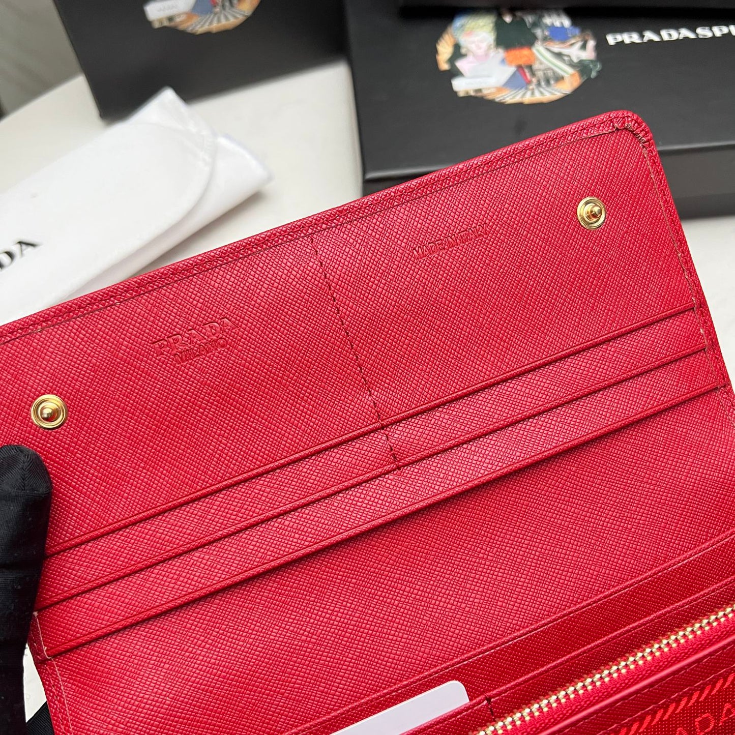 Prada Billetera Continental de Cuero | Logo Metálico y Diseño Italiano