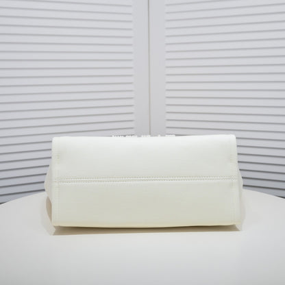 CHANEL Deauville Tote Bag with Pearls color Blanco Perla | Delicada y Sofisticada