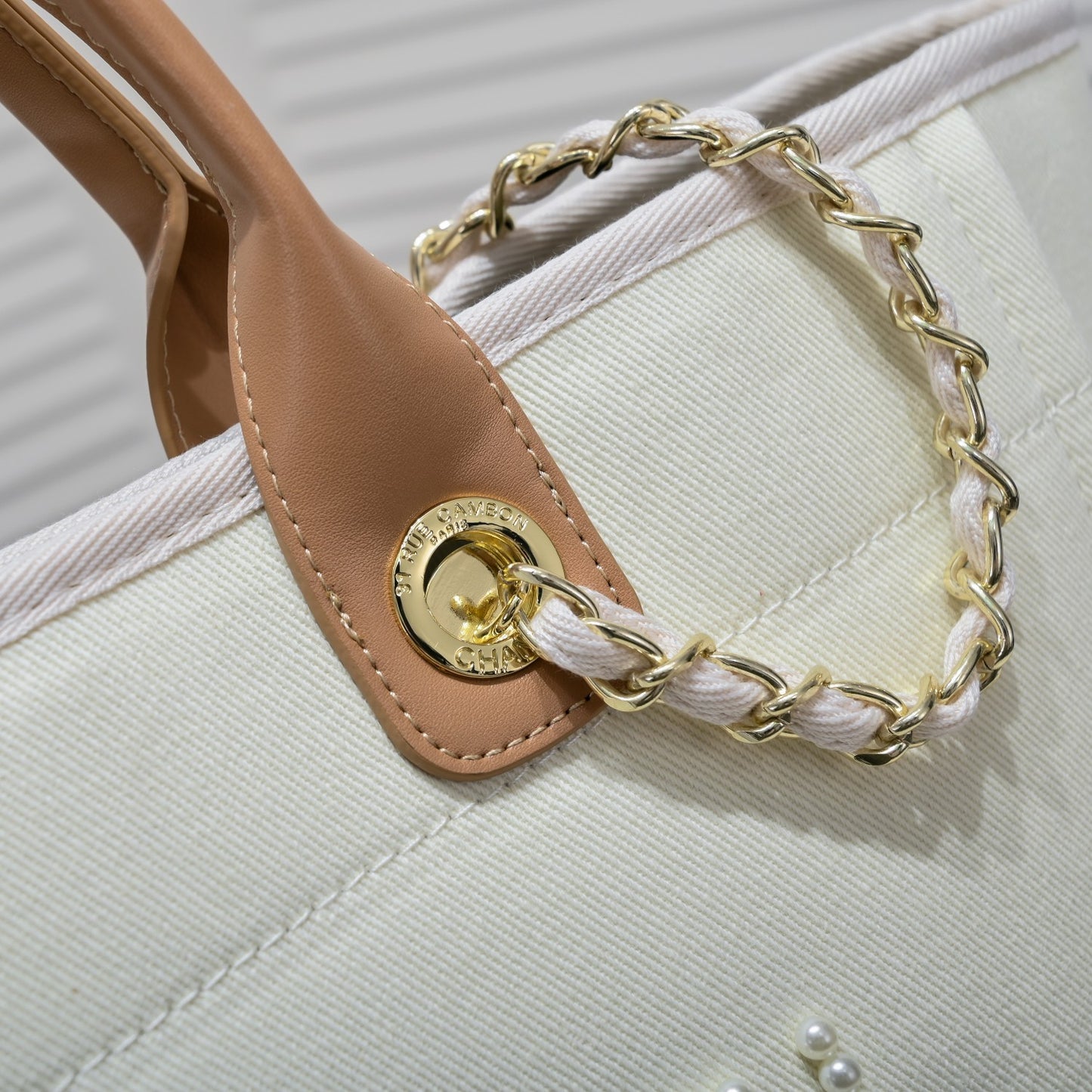 CHANEL Deauville Tote Bag with Pearls color Blanco Perla | Delicada y Sofisticada