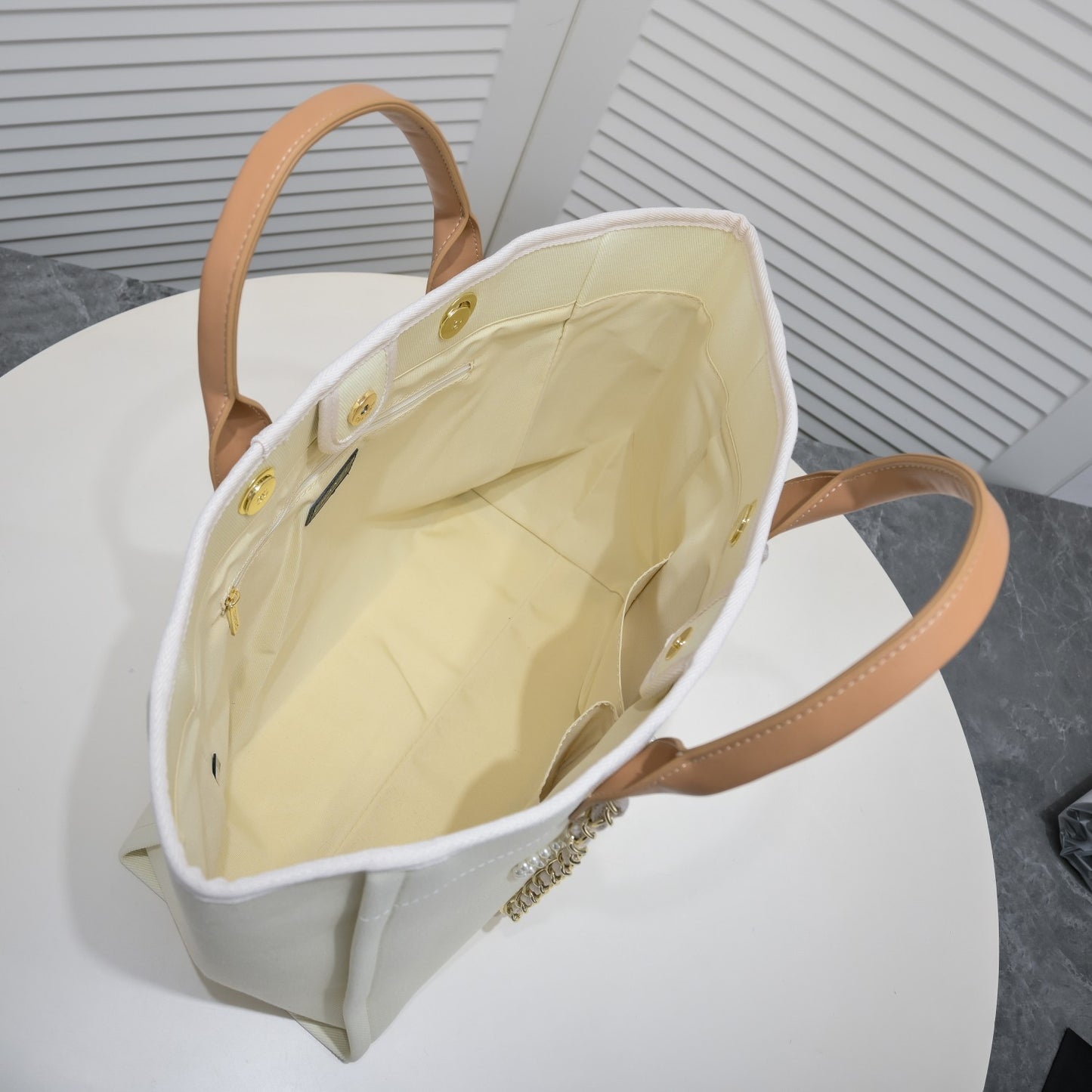 CHANEL Deauville Tote Bag with Pearls color Blanco Perla | Delicada y Sofisticada