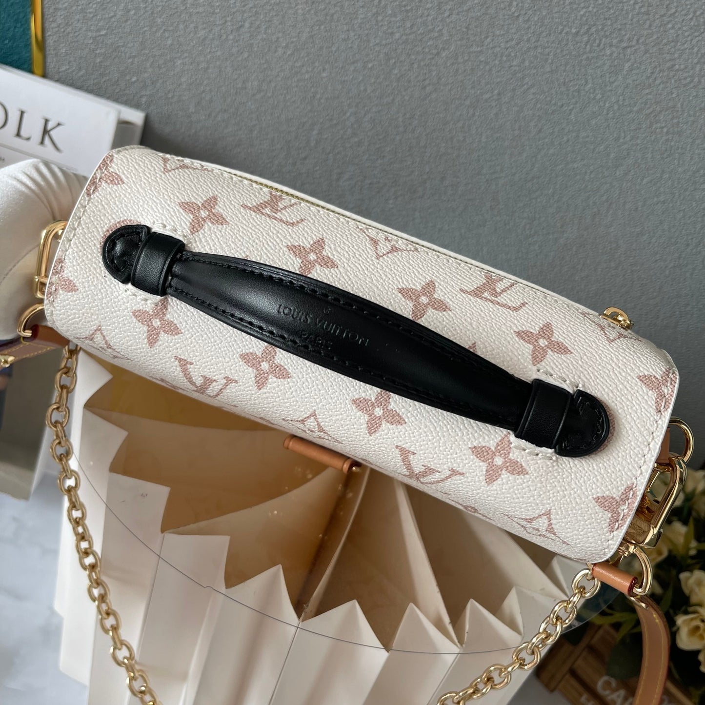Louis Vuitton East West Métis en Monogram Blanco – Elegancia Compacta con Estilo Moderno