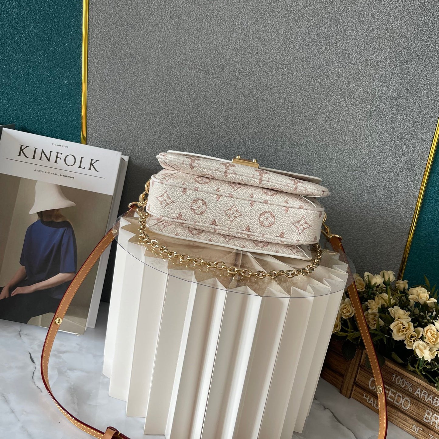 Louis Vuitton East West Métis en Monogram Blanco – Elegancia Compacta con Estilo Moderno