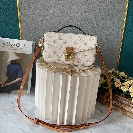 Louis Vuitton East West Métis en Monogram Blanco – Elegancia Compacta con Estilo Moderno